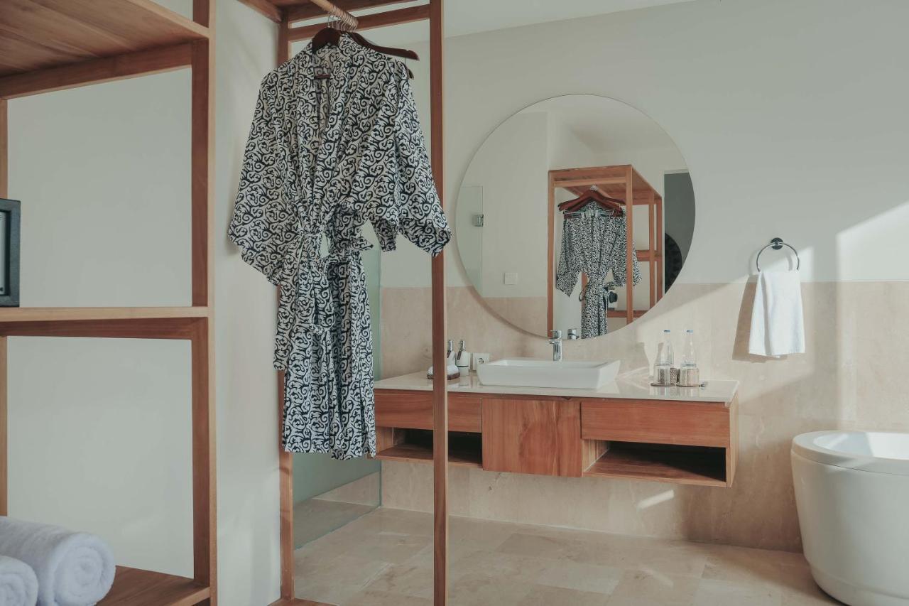 The Sebali Resort Ubud Buitenkant foto A bathrobe hanging on a hanger