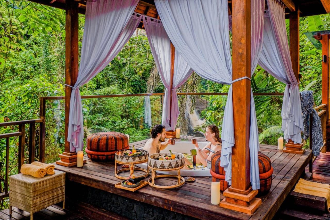 The Sebali Resort Ubud Buitenkant foto The hot tub at the resort