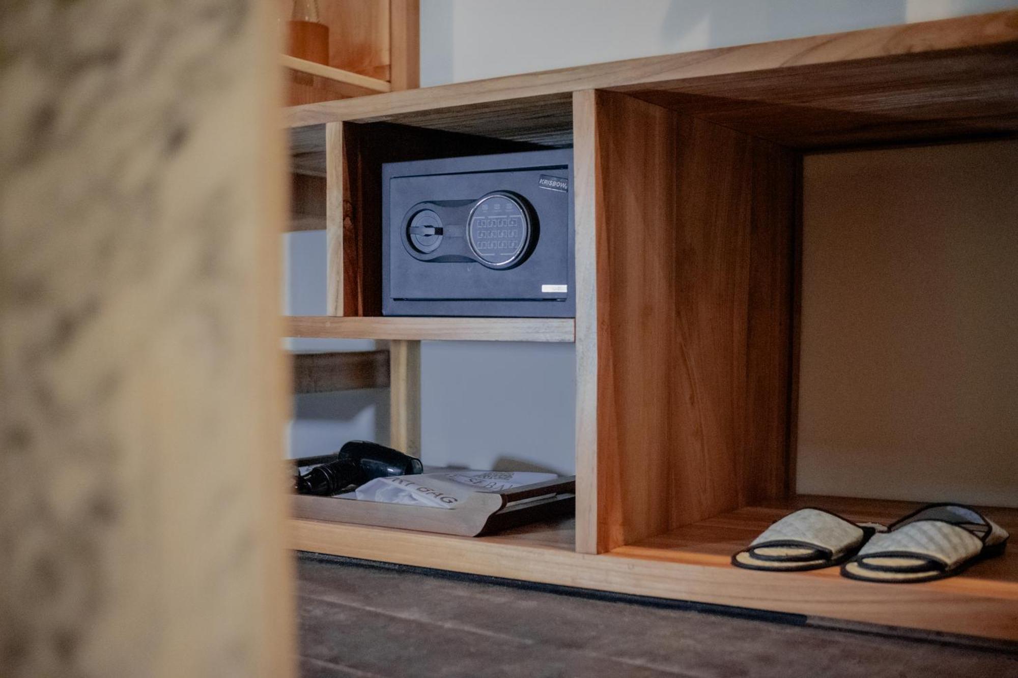 The Sebali Resort Ubud Buitenkant foto A safe in a hotel room