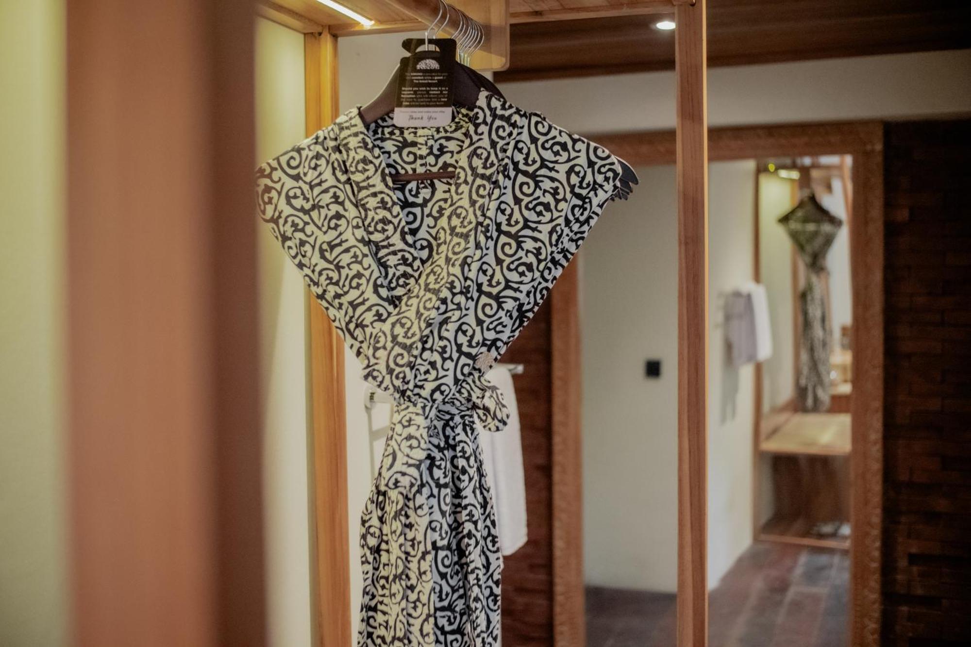 The Sebali Resort Ubud Buitenkant foto A bathrobe hanging on a hanger